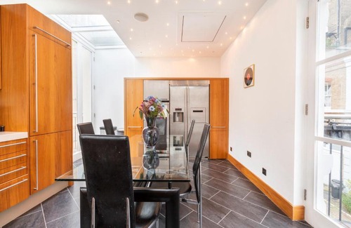 Knightsbridge and Belgravia Apartment | Luxury 2 bedroom Mews House in Knightsbridge