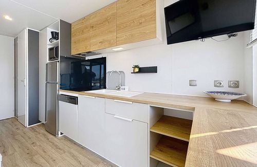 Jullouville-les-Pins House | Luxury 2-Bedroom Mobile Home with Heated Pool, Gym & Near Beach in Jullouville