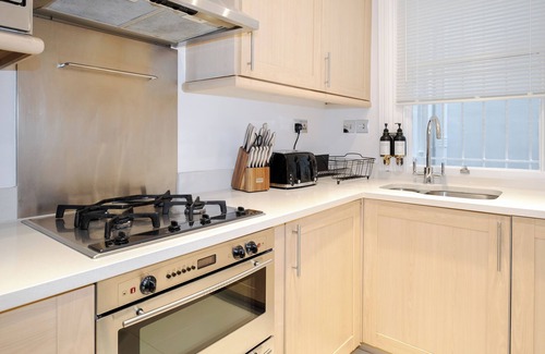 Queen's Gate Apartment | Luxury 2 Bedroom Oasis in Central London