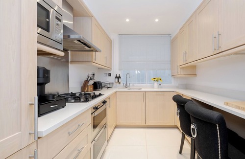 Queen's Gate Apartment | Luxury 2 Bedroom Oasis in Central London