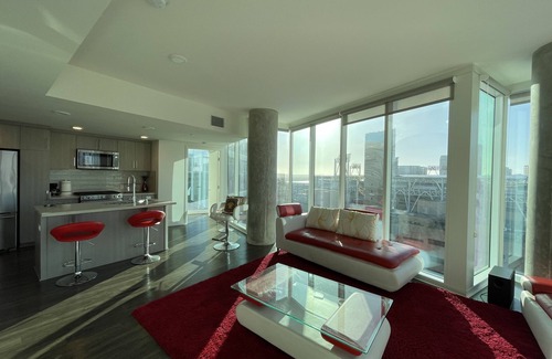Marina District Apartment | Luxury 2-bedroom unit, Center of Downtown San Diego Gaslamp Quarter Petco Park.