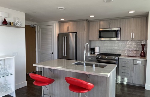 Marina District Apartment | Luxury 2-bedroom unit, Center of Downtown San Diego Gaslamp Quarter Petco Park.
