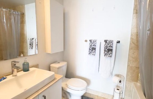 CityPlace Apartment | Luxury 2 bedrooms with Lakeview CN Tower Entertainment District Rogers Centre