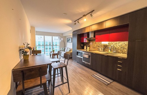 Toronto Entertainment District Hotel | Luxury 2 Beds close to Rogers Centre CN Tower Scotia Arena & Free Parking