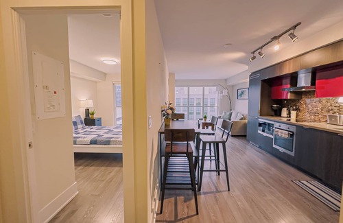 Toronto Entertainment District Hotel | Luxury 2 Beds close to Rogers Centre CN Tower Scotia Arena & Free Parking