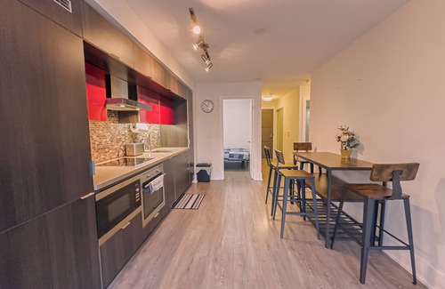 Toronto Entertainment District Hotel | Luxury 2 Beds close to Rogers Centre CN Tower Scotia Arena & Free Parking