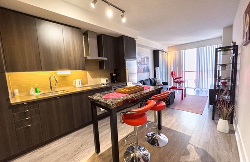 Toronto Entertainment District Hotel | Luxury 2 Beds with Lakeview near CN Tower, Scotia Arena & FREE PRIVATE PARKING