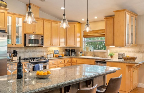 Paso Robles House | Luxury 2 blocks Downtown Square with a POOL, 2Bdrm, 2Bath Modern Large Bungalow