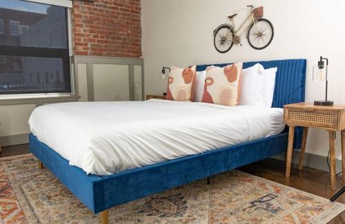 Roanoke Apartment | Luxury 2 Br Apartment With Modern Accents Downtown