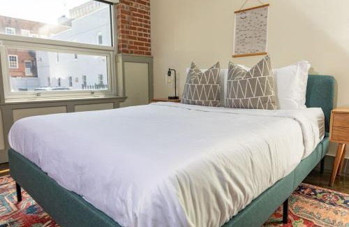 Roanoke Apartment | Luxury 2 Br Apartment With Modern Accents Downtown