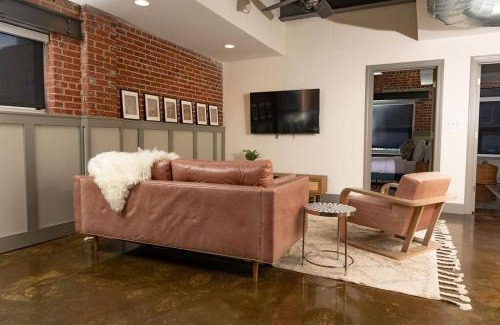 Roanoke Apartment | Luxury 2 Br Apartment With Modern Accents Downtown