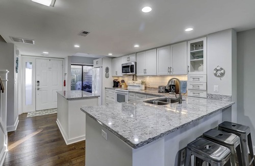 Shipyard Plantation Condo | Luxury 2 BR Sleeps 8 at 145 Greens Gourmet Kitchen Bikes & Beach Gear included