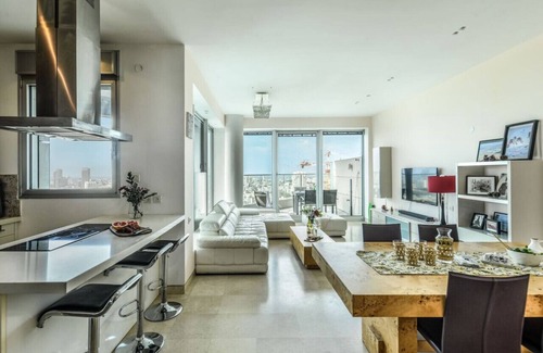 Park Tzameret Apartment | Luxury 2 BR w Pool & Panoramic View by Sea N' Rent