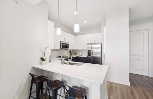 Deep Ellum Apartment | Luxury 2BD | DT Deep Ellum | 7 Beds | Free Parking