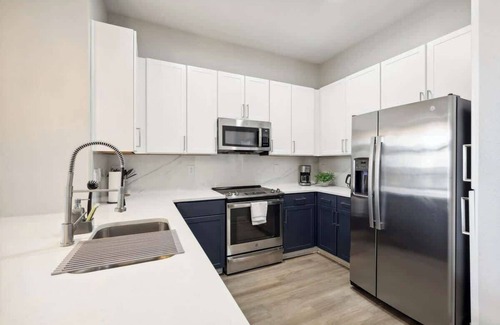Deep Ellum Apartment | Luxury 2BD | DT Deep Ellum | 7 Beds | Free Parking