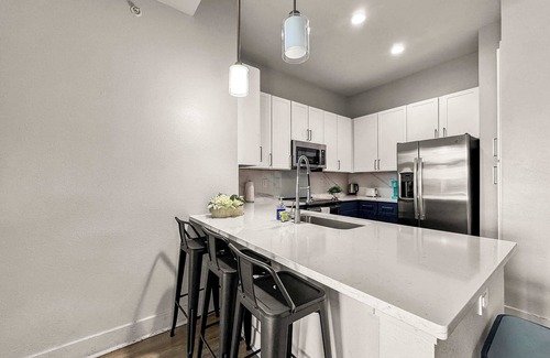 Deep Ellum Apartment | Luxury 2BD | DT Deep Ellum | 4 Beds | Free Parking