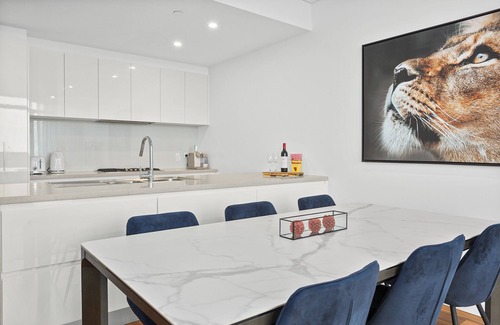 Wollongong CBD Apartment | Luxury 2Bed 2Bath Apartment Pool/Gym & Ocean Views