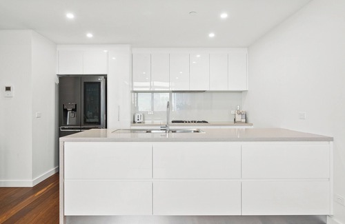 Wollongong CBD Apartment | Luxury 2Bed 2Bath Apartment Pool/Gym & Ocean Views