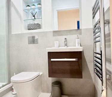 Coombe Hill Apartment | Luxury 2bed With Gym & Parking