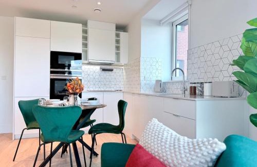 Coombe Hill Apartment | Luxury 2bed With Gym & Parking