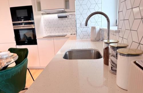Coombe Hill Apartment | Luxury 2bed With Gym & Parking
