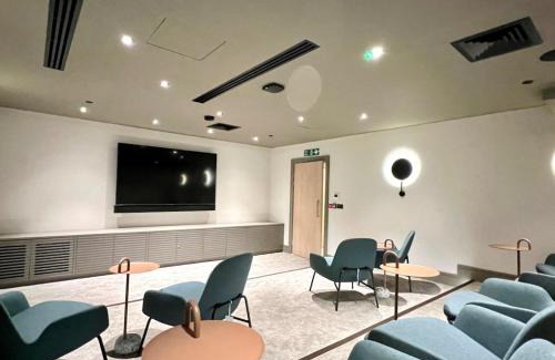 Coombe Hill Apartment | Luxury 2bed With Gym & Parking