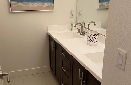 Corona Apartment | Luxury 2Bedrooms & 2Bath Apartment with gym, pool, located in heart of the city