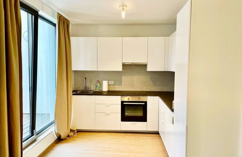 Klein-Antwerpen Apartment | Luxury 2BR 1BA Near Fashion District by Oneluxstay