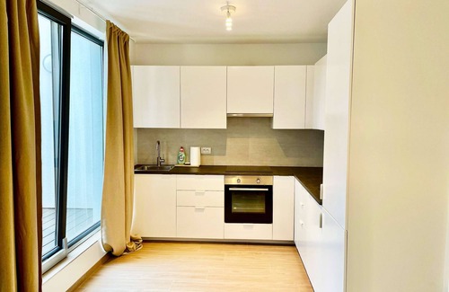 Klein-Antwerpen Apartment | Luxury 2BR 2BA Near Fashion District by Oneluxstay