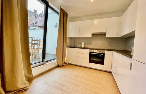 Klein-Antwerpen Apartment | Luxury 2BR 2BA Near Fashion District by Oneluxstay