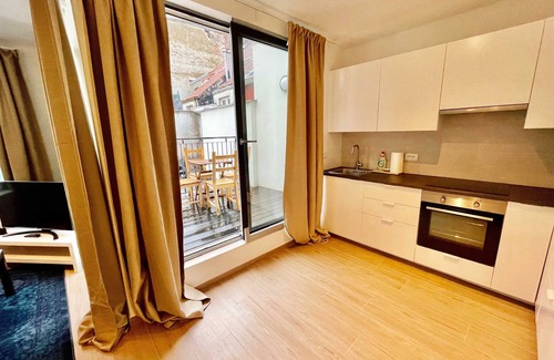 Klein-Antwerpen Apartment | Luxury 2BR 2BA Near Fashion District by Oneluxstay