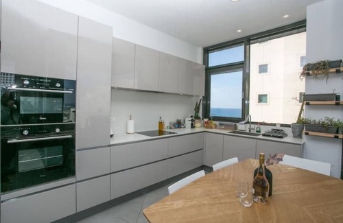 Old North House | Luxury 2BR Beachfront Apartment