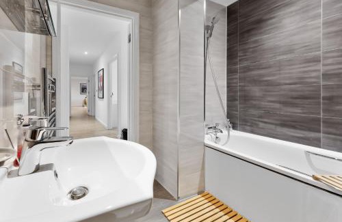 Latchmere Apartment | Luxury 2BR Flat in Battersea