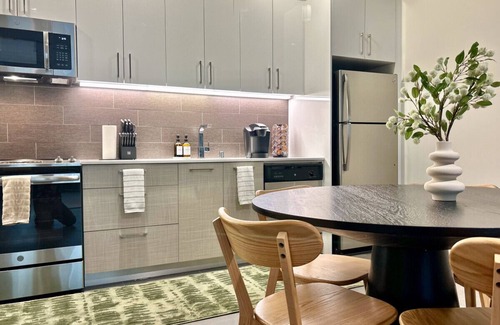 Historic Core Apartment | Luxury 2BR in DTLA w/Jacuzzi & Rooftop Views