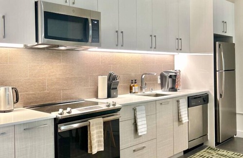 Historic Core Apartment | Luxury 2BR in DTLA w/Jacuzzi & Rooftop Views