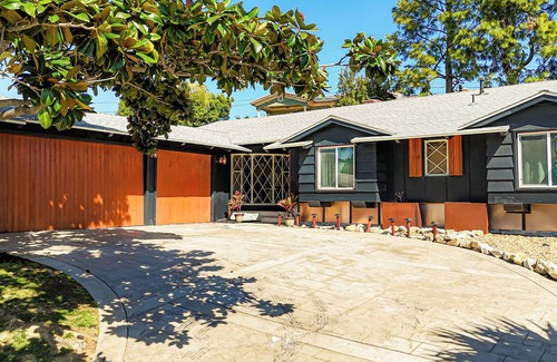 Ladera Heights House | Luxury 3+3 with Car + Chef Option