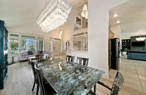 Garden City House | Luxury 3 BD/3BA house in charming Boise with WiFi, AC, Bikes, Com. Pool