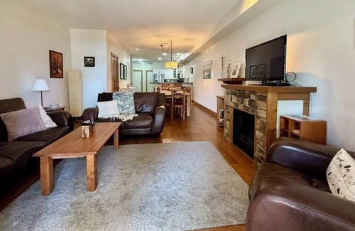 Okanagan-Similkameen House | Luxury 3 bed 3 Bath Lake Front Townhouse in Canada’s Warmest City!