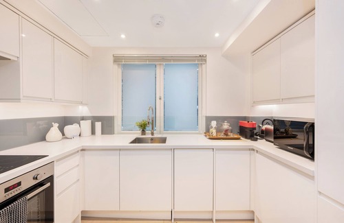 Belgravia Apartment | Luxury 3-bed apartment in Knightsbridge - 30 Second walk to Harrods