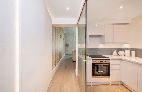 Belgravia Apartment | Luxury 3-bed apartment in Knightsbridge - 30 Second walk to Harrods