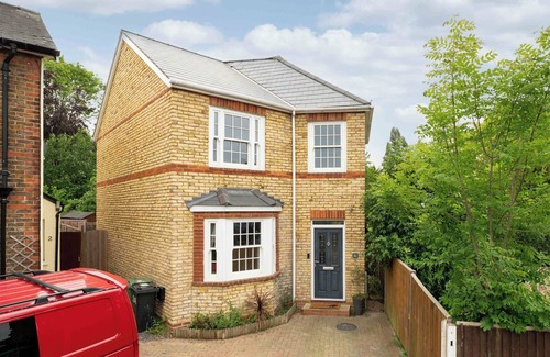Epsom House | Luxury 3-Bed Epsom Haven - Modern Retreat with parking