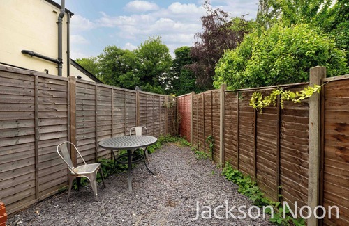 Epsom House | Luxury 3-Bed Epsom Haven - Modern Retreat with parking