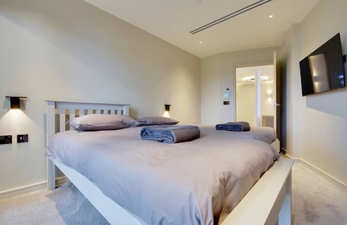 Sandbanks Apartment | Luxury 3 bed flat with large terrace & sea views