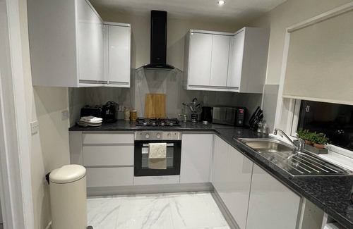Dartford House | Luxury 3 bed house 10mins walk from Dartford town centre, fully refurbished