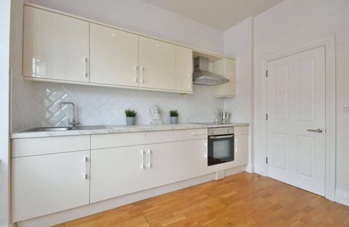Golders Green Apartment | Luxury 3-Bed/Huge Garden & Great Transport Links