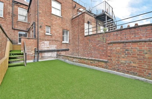 Golders Green Apartment | Luxury 3-Bed/Huge Garden & Great Transport Links
