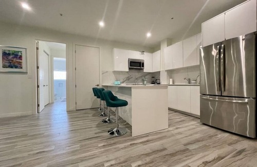 Palm Beach Apartment | Luxury 3 Bed Palm Beach Strip Condo!
