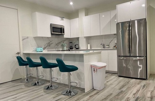 Palm Beach Apartment | Luxury 3 Bed Palm Beach Strip Condo!