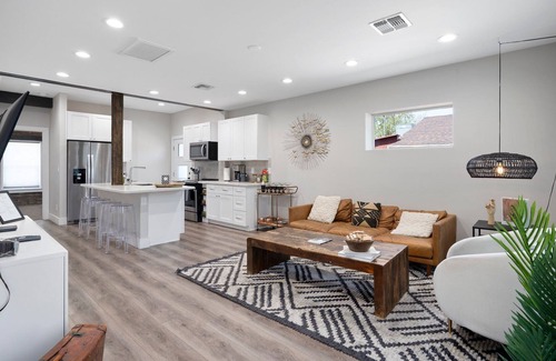 Garfield House | Luxury 3 Bed + Rooftop Patio in the Heart of PHX!