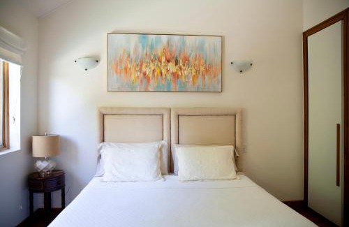 Halcyon Heights Villa | Luxury 3-Bed Villa St James near Beach & Gym